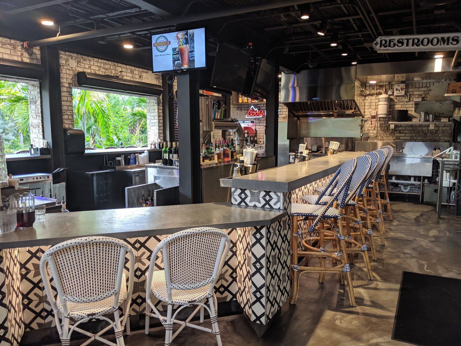 Mudbugs Cajun Restaurant interior design: bar