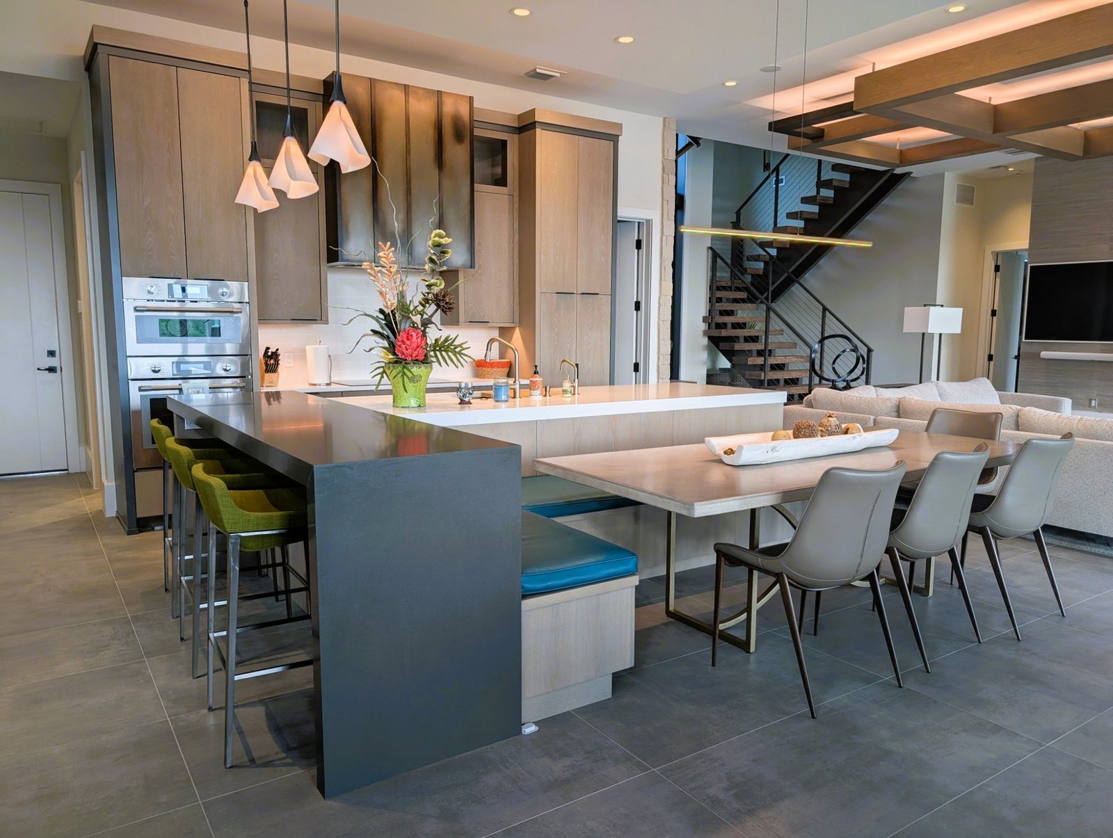 Retro Captiva interior design: kitchen and dining